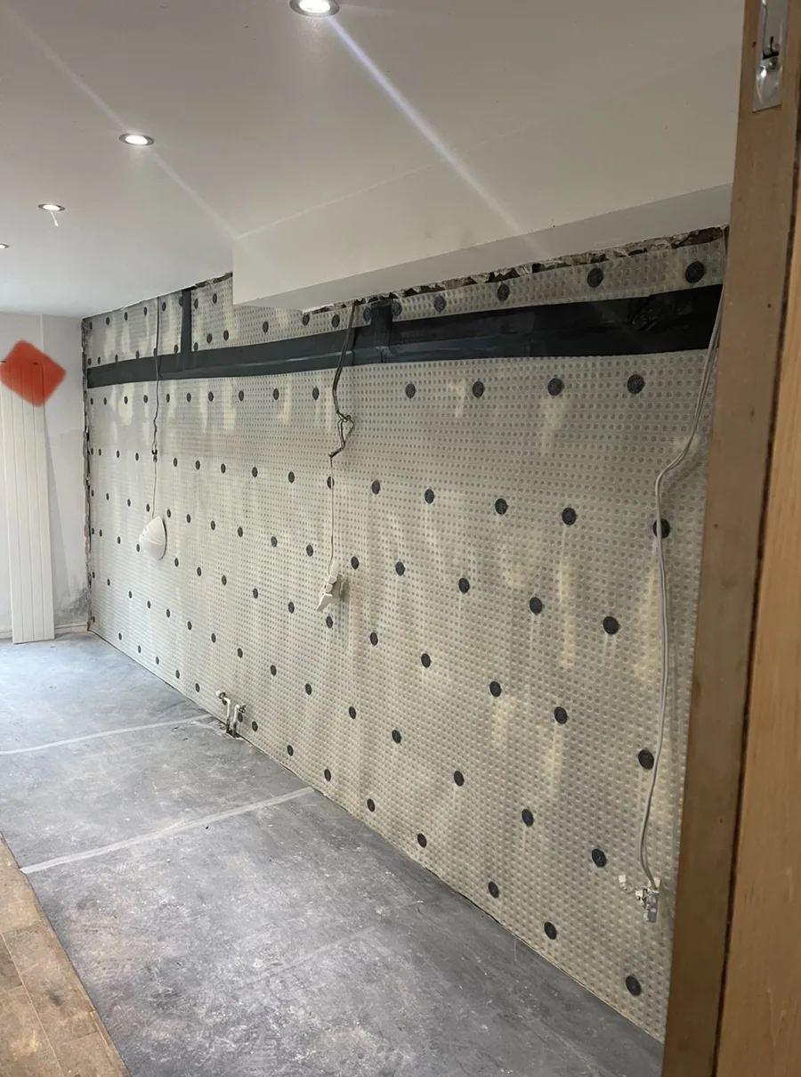 Membrane system to a basement flat